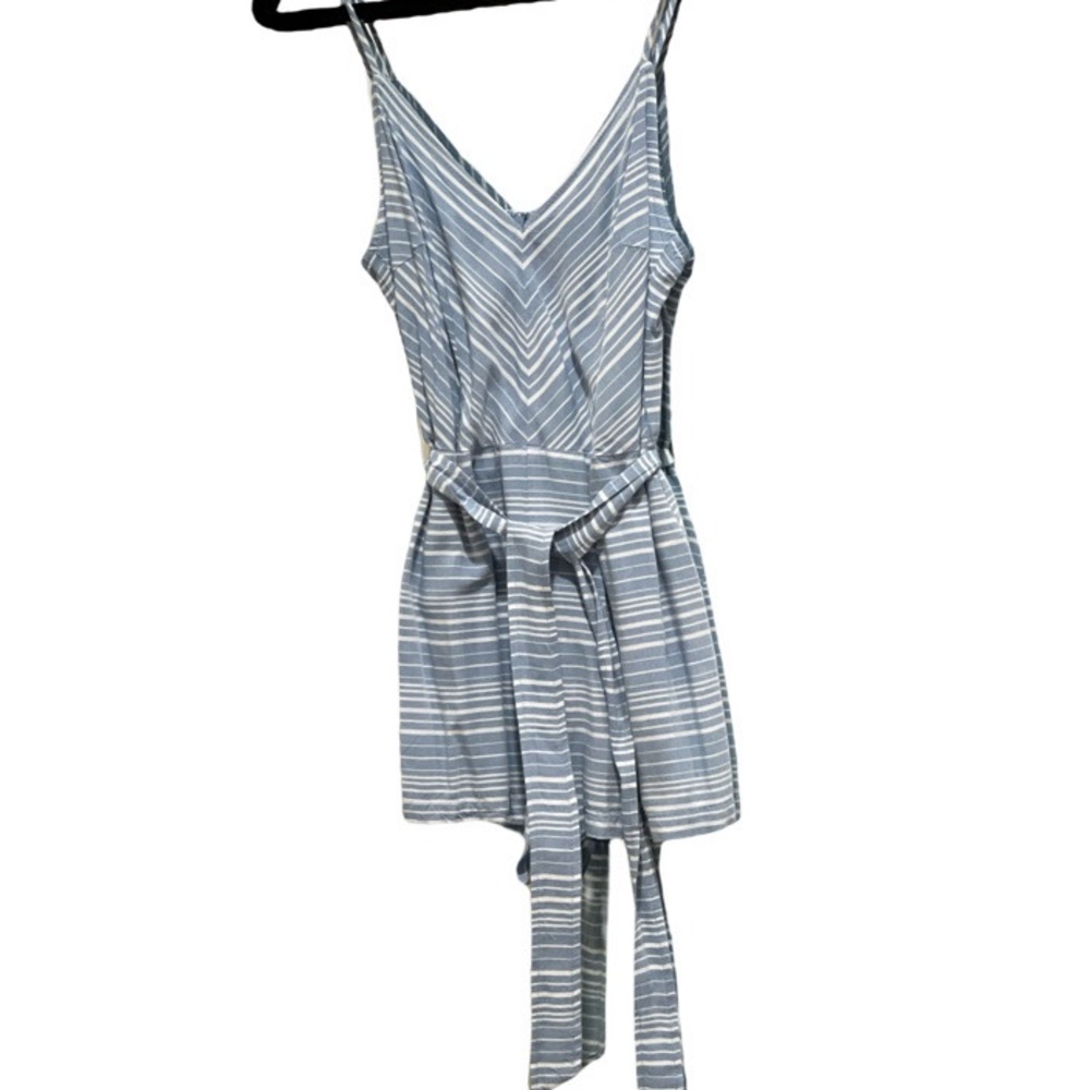 BB Dakota Size 4 Baby Blue & White Romper short with tie (worn once)